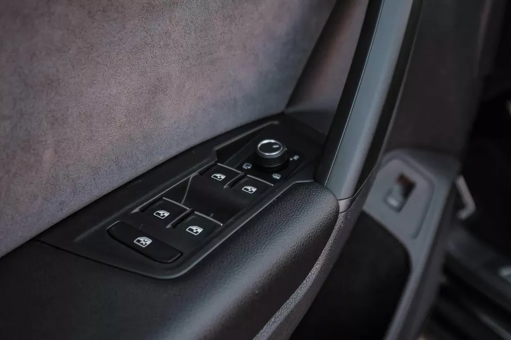 
Volkswagen Tiguan R 2.0 TSI 320pk 4Motion DSG|Pano|ACC |Lane Assist| vol									