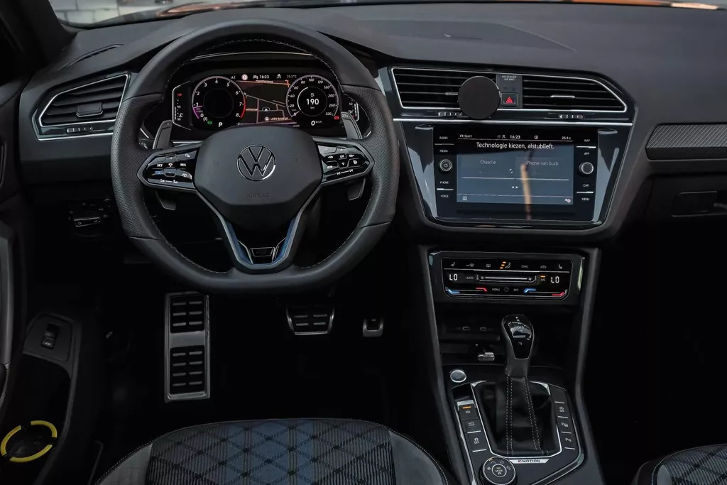 
Volkswagen Tiguan R 2.0 TSI 320pk 4Motion DSG|Pano|ACC |Lane Assist| vol									