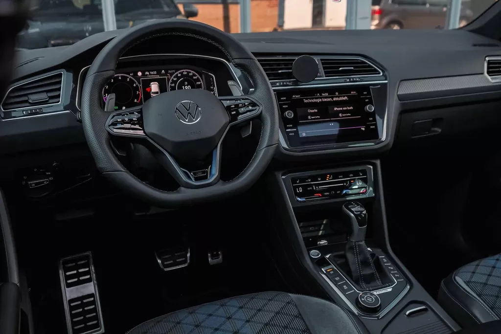 
Volkswagen Tiguan R 2.0 TSI 320pk 4Motion DSG|Pano|ACC |Lane Assist| vol									