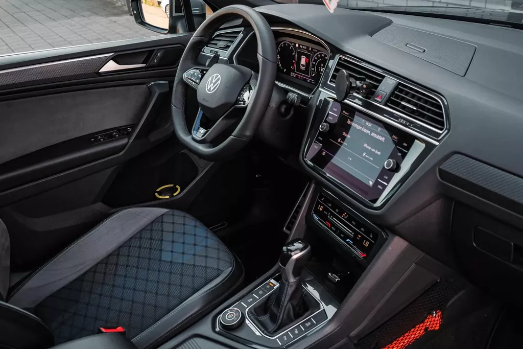 
Volkswagen Tiguan R 2.0 TSI 320pk 4Motion DSG|Pano|ACC |Lane Assist| vol									