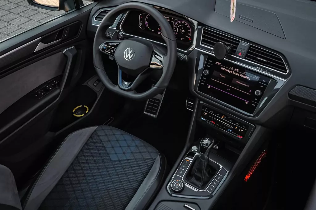 
Volkswagen Tiguan R 2.0 TSI 320pk 4Motion DSG|Pano|ACC |Lane Assist| vol									