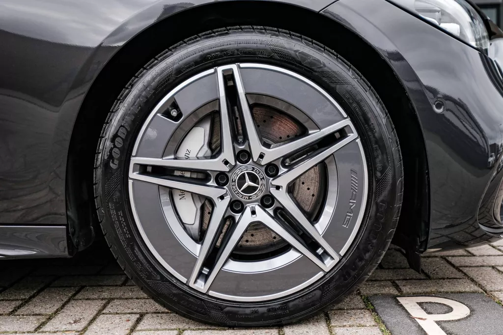 
								Mercedes-Benz C-klasse Estate 300 AMG Line |ACC|Carplay|Sfeer Verlichting|Keyless| vol									
