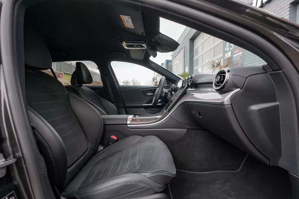 
								Mercedes-Benz C-klasse Estate 300 AMG Line |ACC|Carplay|Sfeer Verlichting|Keyless| vol									