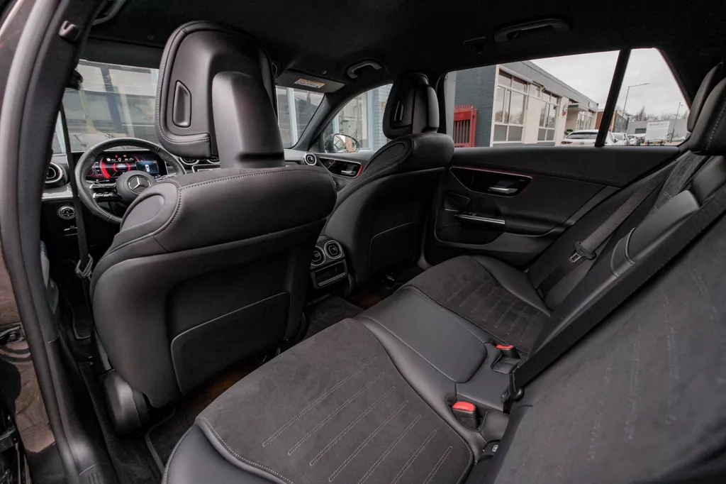 
								Mercedes-Benz C-klasse Estate 300 AMG Line |ACC|Carplay|Sfeer Verlichting|Keyless| vol									