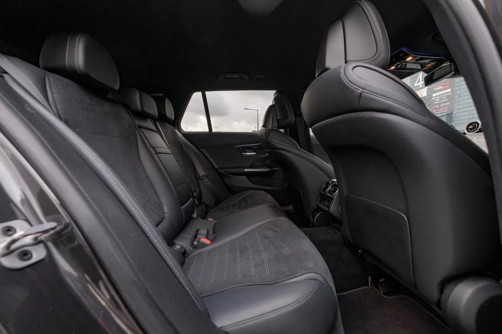 
								Mercedes-Benz C-klasse Estate 300 AMG Line |ACC|Carplay|Sfeer Verlichting|Keyless| vol									
