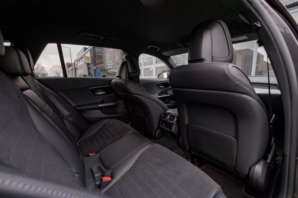 
								Mercedes-Benz C-klasse Estate 300 AMG Line |ACC|Carplay|Sfeer Verlichting|Keyless| vol									