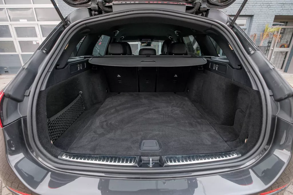
								Mercedes-Benz C-klasse Estate 300 AMG Line |ACC|Carplay|Sfeer Verlichting|Keyless| vol									