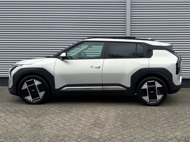 
Kia EV3 81,4 kWh 204pk Plus Advanced | Schuif/Kanteldak | Stoel/Stuurwielverwarming | Harman/Kardon | Elektrische Stoel | vol									
