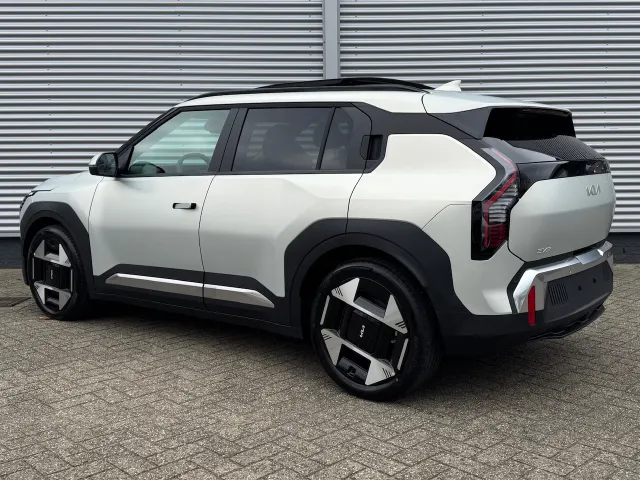 
Kia EV3 81,4 kWh 204pk Plus Advanced | Schuif/Kanteldak | Stoel/Stuurwielverwarming | Harman/Kardon | Elektrische Stoel | vol									