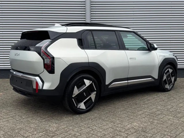 
Kia EV3 81,4 kWh 204pk Plus Advanced | Schuif/Kanteldak | Stoel/Stuurwielverwarming | Harman/Kardon | Elektrische Stoel | vol									