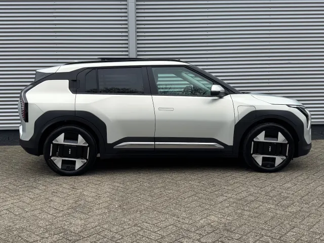 
Kia EV3 81,4 kWh 204pk Plus Advanced | Schuif/Kanteldak | Stoel/Stuurwielverwarming | Harman/Kardon | Elektrische Stoel | vol									
