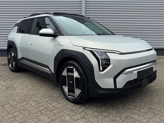 
Kia EV3 81,4 kWh 204pk Plus Advanced | Schuif/Kanteldak | Stoel/Stuurwielverwarming | Harman/Kardon | Elektrische Stoel | vol									