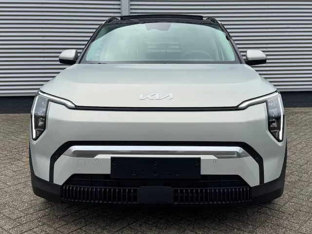 
Kia EV3 81,4 kWh 204pk Plus Advanced | Schuif/Kanteldak | Stoel/Stuurwielverwarming | Harman/Kardon | Elektrische Stoel | vol									