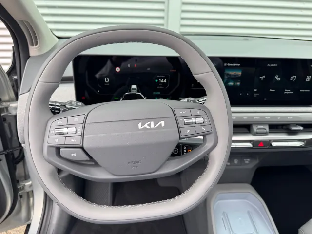 
Kia EV3 81,4 kWh 204pk Plus Advanced | Schuif/Kanteldak | Stoel/Stuurwielverwarming | Harman/Kardon | Elektrische Stoel | vol									
