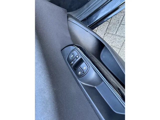 
Opel Corsa 1.4 S&S 90pk 5d Favourite | Navigatie | Airco | Sensoren | vol									