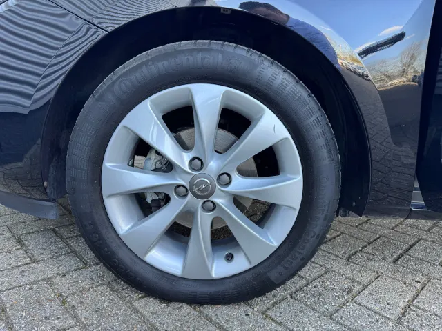 
Opel Corsa 1.4 S&S 90pk 5d Favourite | Navigatie | Airco | Sensoren | vol									