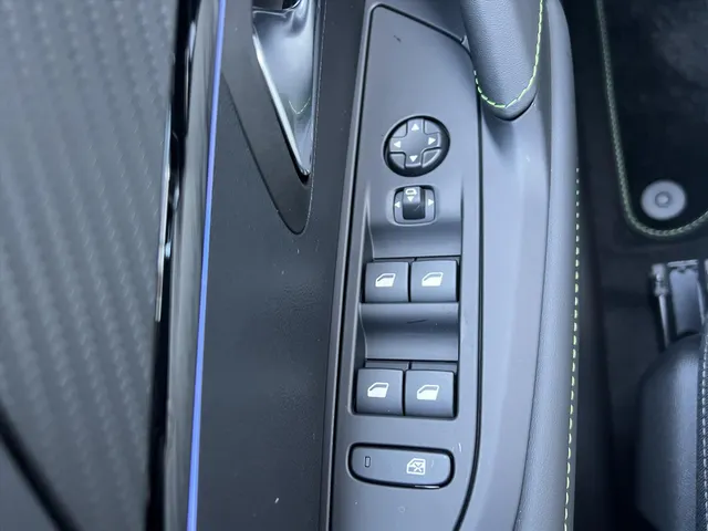 
Peugeot 208 1.2 Hybrid 100 e-DCS6 GT | Navigatie | Camera | Cruise Control | Parkeersensoren | vol									