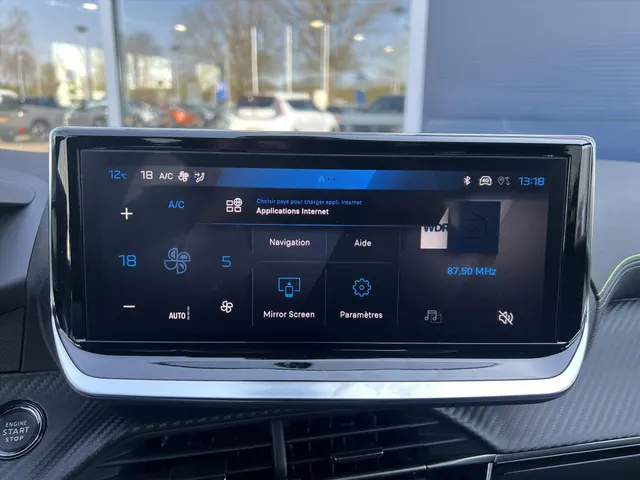 
Peugeot 208 1.2 Hybrid 100 e-DCS6 GT | Navigatie | Camera | Cruise Control | Parkeersensoren | vol									
