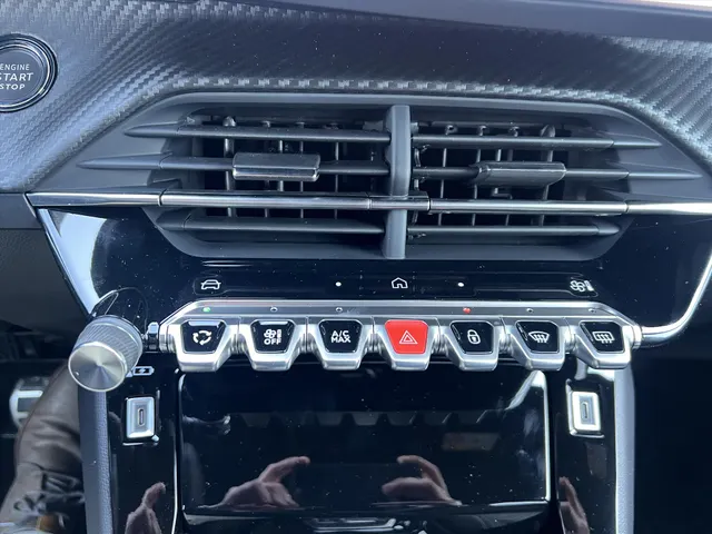 
Peugeot 208 1.2 Hybrid 100 e-DCS6 GT | Navigatie | Camera | Cruise Control | Parkeersensoren | vol									