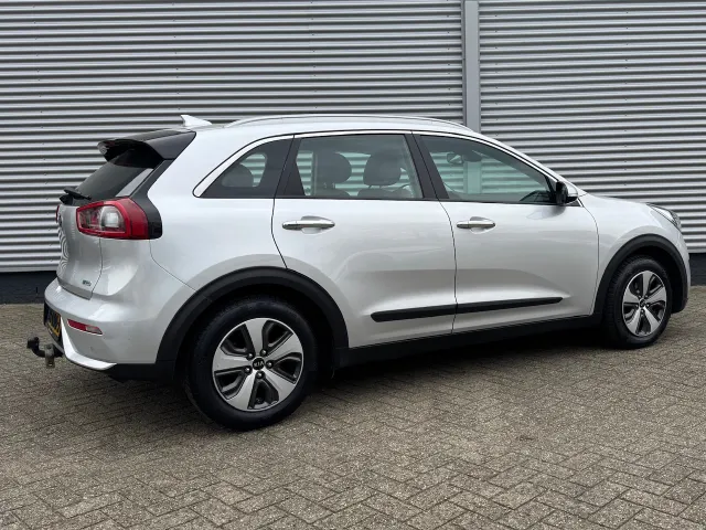 
Kia Niro 1.6 GDi Hybrid 141pk DCT6 DynamicLine | Trekhaak | Climate Controle | Navigatie | vol									
