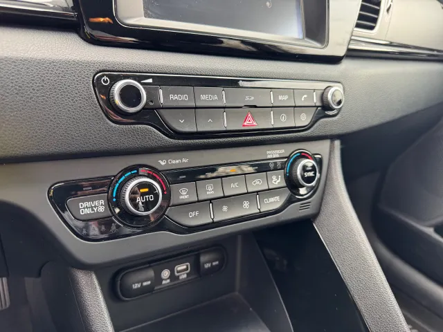
Kia Niro 1.6 GDi Hybrid 141pk DCT6 DynamicLine | Trekhaak | Climate Controle | Navigatie | vol									