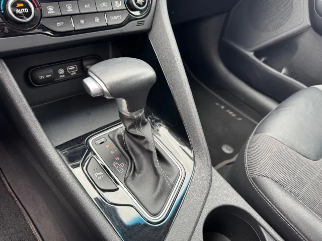 
Kia Niro 1.6 GDi Hybrid 141pk DCT6 DynamicLine | Trekhaak | Climate Controle | Navigatie | vol									