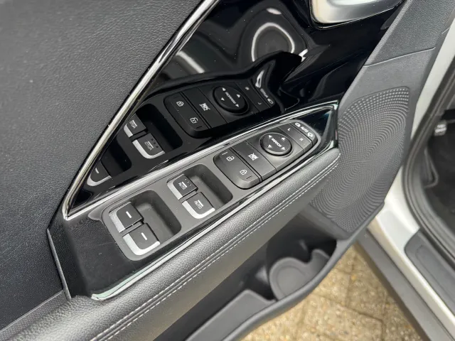 
Kia Niro 1.6 GDi Hybrid 141pk DCT6 DynamicLine | Trekhaak | Climate Controle | Navigatie | vol									