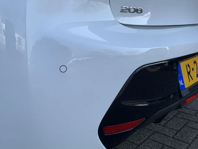 
Peugeot 208 1.2 PureTech 75pk Allure Pack | Navigatie | Camera | Airco | vol									