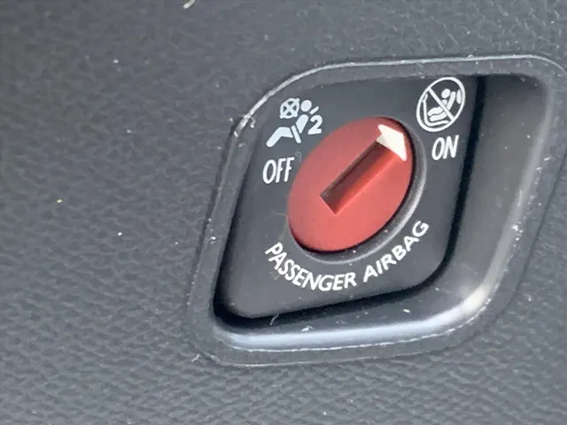 
Peugeot 208 1.2 PureTech 75pk Allure Pack | Navigatie | Camera | Airco | vol									