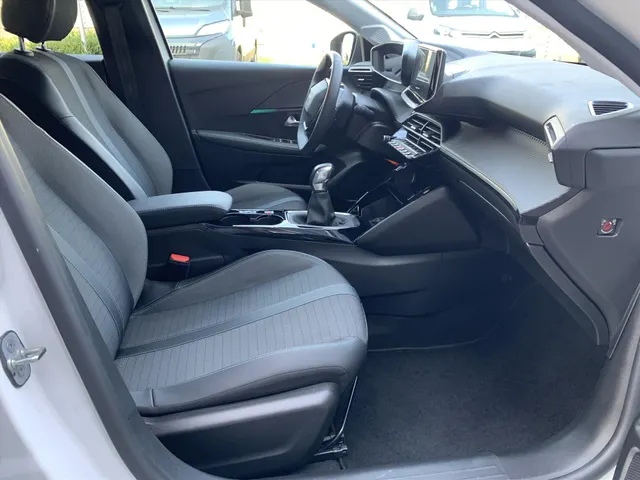 
Peugeot 208 1.2 PureTech 75pk Allure Pack | Navigatie | Camera | Airco | vol									