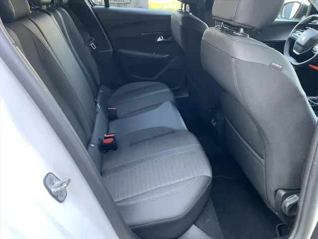 
Peugeot 208 1.2 PureTech 75pk Allure Pack | Navigatie | Camera | Airco | vol									