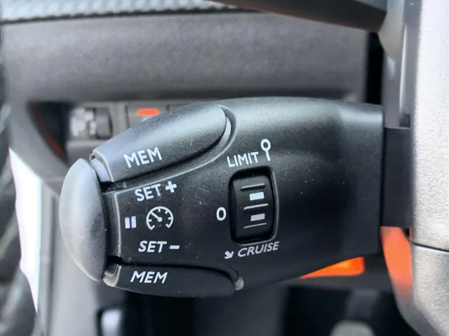 
Peugeot 208 1.2 PureTech 75pk Allure Pack | Navigatie | Camera | Airco | vol									