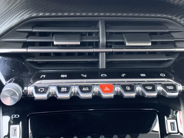 
Peugeot 208 1.2 PureTech 75pk Allure Pack | Navigatie | Camera | Airco | vol									