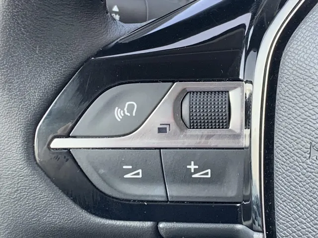
Peugeot 208 1.2 PureTech 75pk Allure Pack | Navigatie | Camera | Airco | vol									