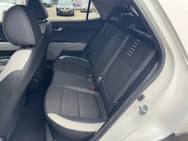 
Kia Stonic 1.0 T-GDi 100pk Sports Edition | Trekhaak | 17 inch Lichtmetalen Velgen | Navigatie | Airco | vol									