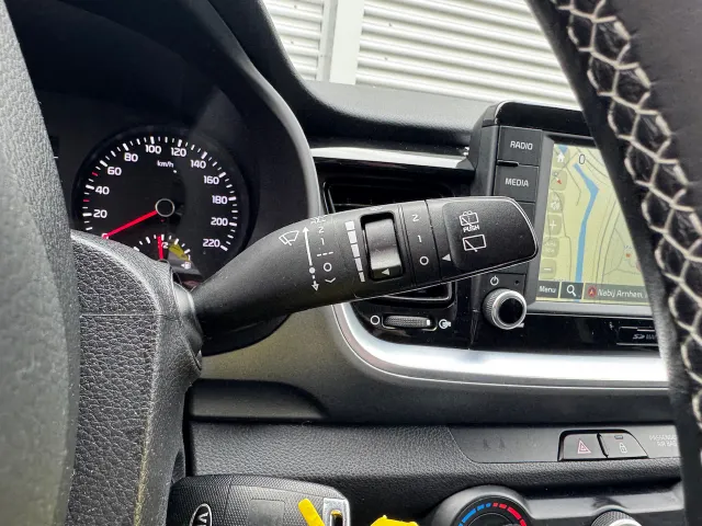 
Kia Stonic 1.0 T-GDi 100pk Sports Edition | Trekhaak | 17 inch Lichtmetalen Velgen | Navigatie | Airco | vol									