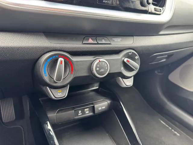 
Kia Stonic 1.0 T-GDi 100pk Sports Edition | Trekhaak | 17 inch Lichtmetalen Velgen | Navigatie | Airco | vol									