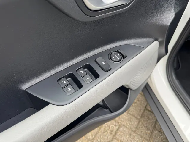 
Kia Stonic 1.0 T-GDi 100pk Sports Edition | Trekhaak | 17 inch Lichtmetalen Velgen | Navigatie | Airco | vol									