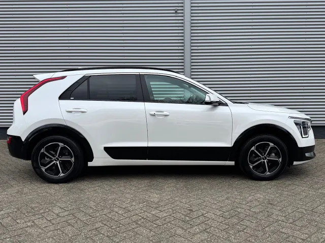 
Kia Niro 1.6 GDi Hybrid 141pk DCT6 DynamicPlusLine | Stoel/Stuurwielverwarming | Schuif/Kanteldak | Dodehoek | HUD | Navigatie | Climate | vol									