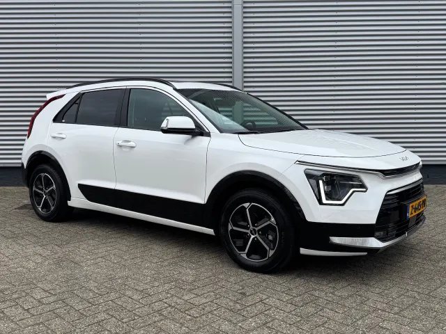 
Kia Niro 1.6 GDi Hybrid 141pk DCT6 DynamicPlusLine | Stoel/Stuurwielverwarming | Schuif/Kanteldak | Dodehoek | HUD | Navigatie | Climate | vol									