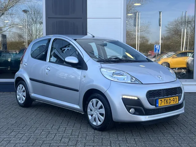
Peugeot 107 1.0 68PK 5D Active | Airco | Radio | AUX | vol									