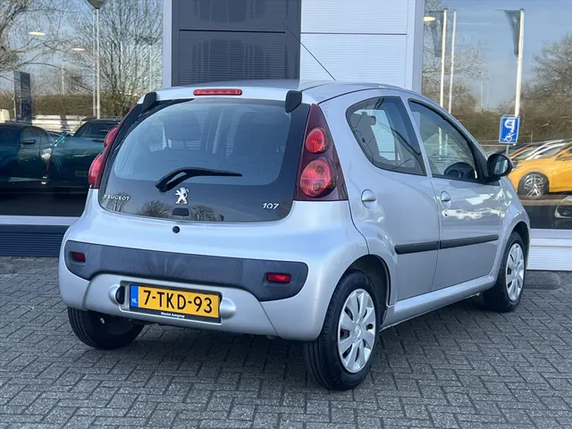 
Peugeot 107 1.0 68PK 5D Active | Airco | Radio | AUX | vol									