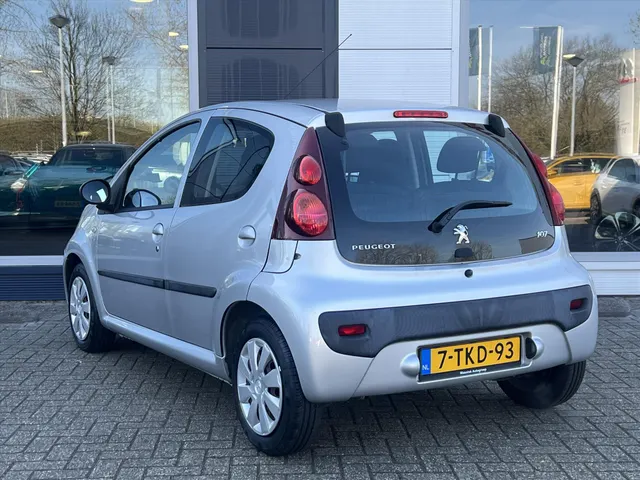 
Peugeot 107 1.0 68PK 5D Active | Airco | Radio | AUX | vol									
