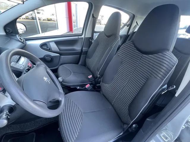 
Peugeot 107 1.0 68PK 5D Active | Airco | Radio | AUX | vol									