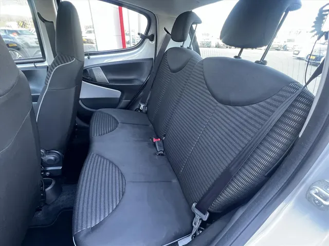 
Peugeot 107 1.0 68PK 5D Active | Airco | Radio | AUX | vol									