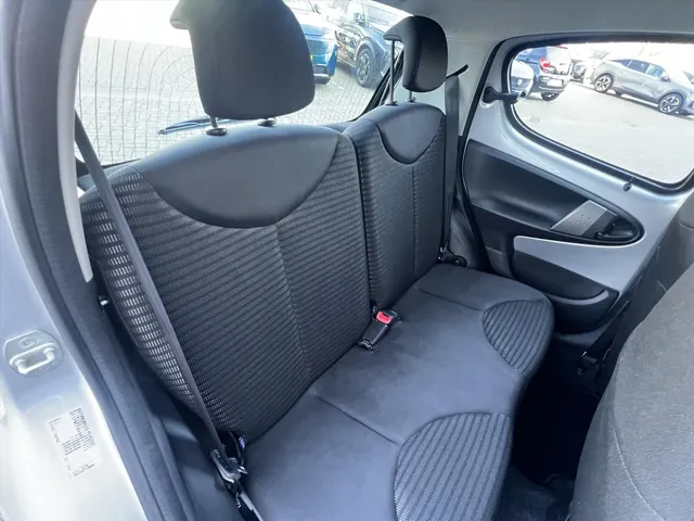 
Peugeot 107 1.0 68PK 5D Active | Airco | Radio | AUX | vol									