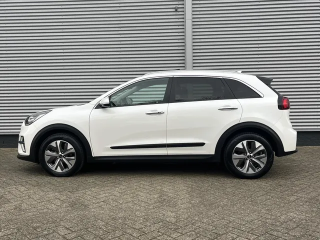 
								Kia e-Niro 64 kWh Elektrisch 204pk Aut ExecutiveLine 3-fase I Schuifdak I Alarm vol									