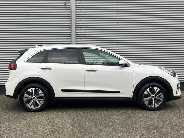 
								Kia e-Niro 64 kWh Elektrisch 204pk Aut ExecutiveLine 3-fase I Schuifdak I Alarm vol									