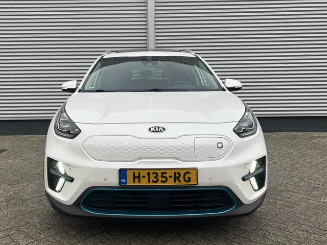 
								Kia e-Niro 64 kWh Elektrisch 204pk Aut ExecutiveLine 3-fase I Schuifdak I Alarm vol									