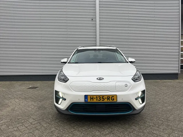 
								Kia e-Niro 64 kWh Elektrisch 204pk Aut ExecutiveLine 3-fase I Schuifdak I Alarm vol									